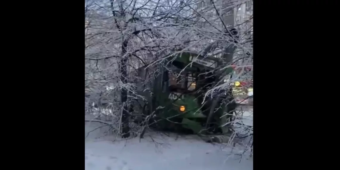 Заполненный пассажирами троллейбус врезался в столб на Бориса Богаткова