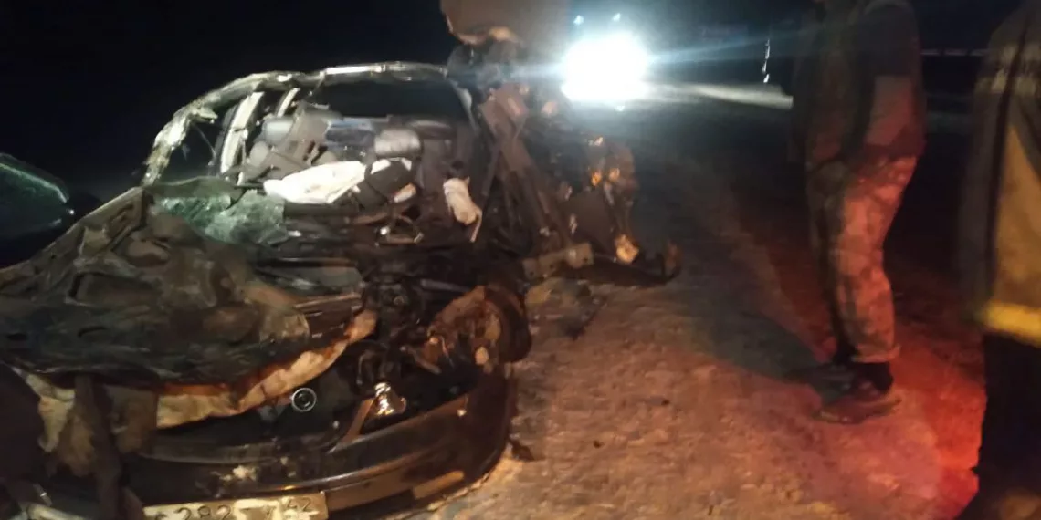 Под Новосибирском грузовой фургон влетел в легковушку на встречке, есть погибшие