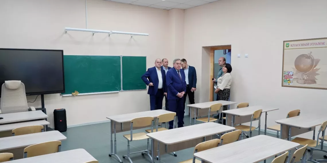 Сенатор Владимир Городецкий проконтролировал ход капремонта школы №146