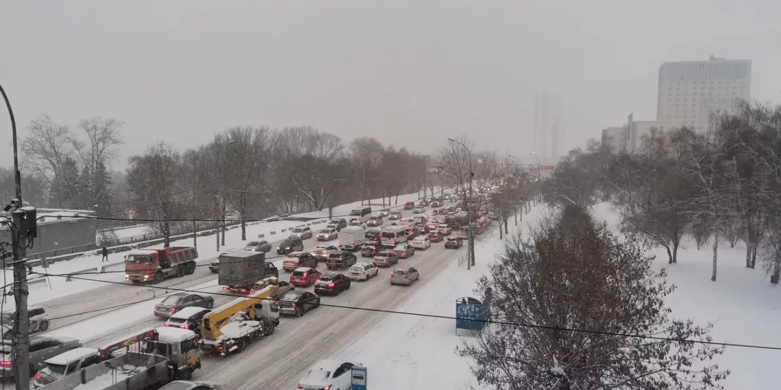 Дикие пробки сковали Новосибирск из-за снегопада