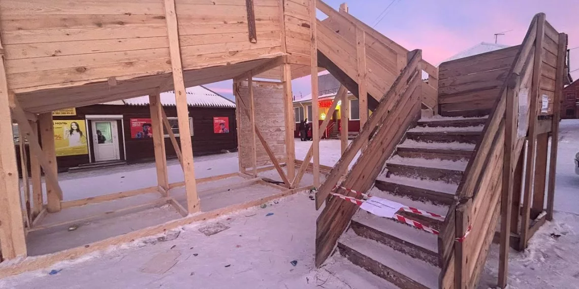 В сибирском регионе детей госпитализировали после обрушения деревянной горки