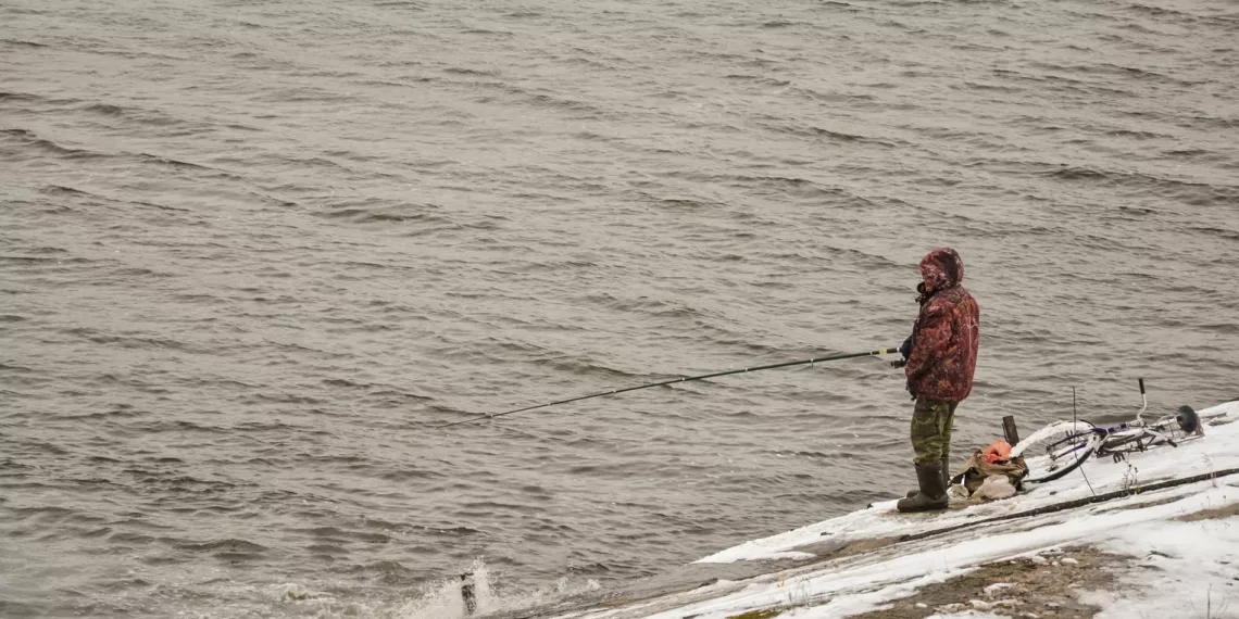 Пенсионера без сознания обнаружили на берегу Оби