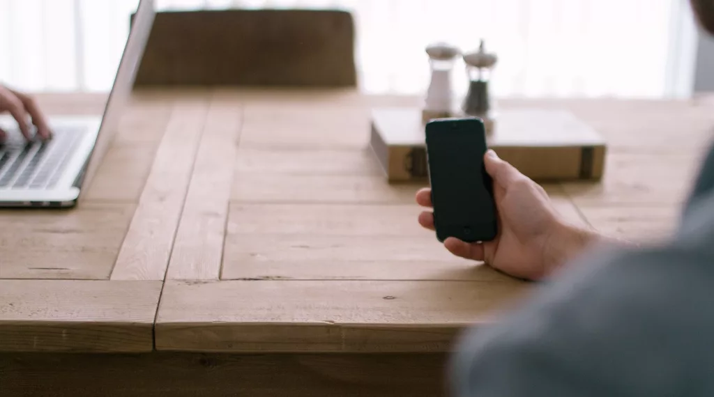 Ученые: сколько времени подростку можно пользоваться смартфоном в день, чтобы не испортить психику