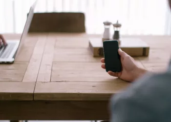 Ученые: сколько времени подростку можно пользоваться смартфоном в день, чтобы не испортить психику