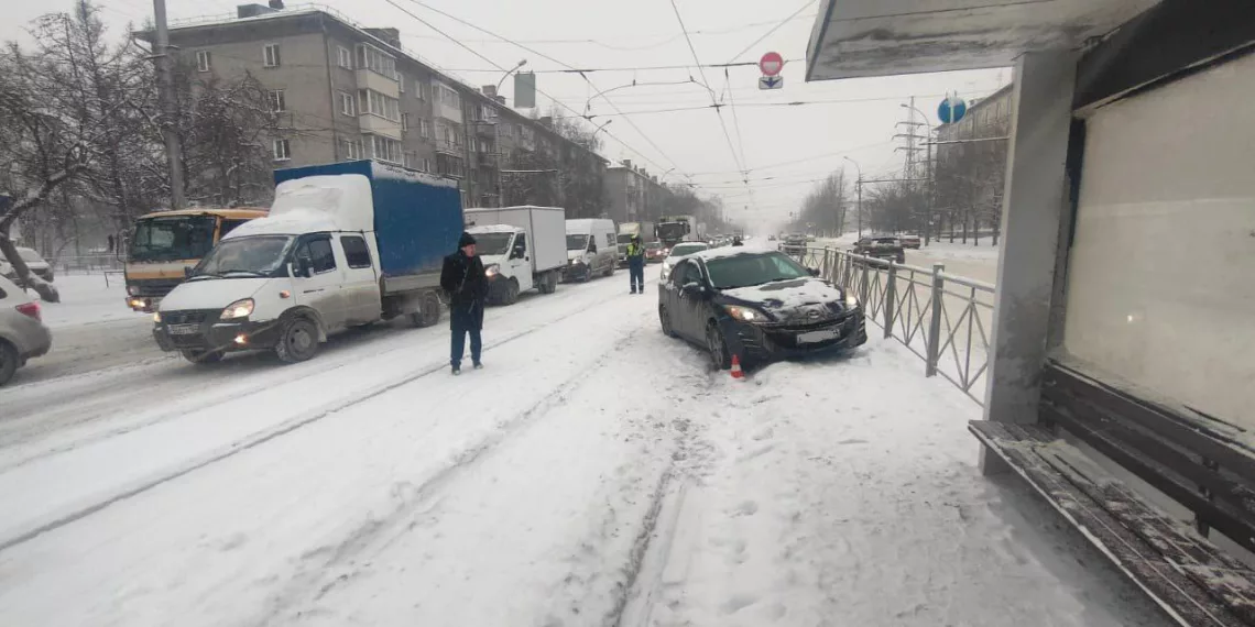 Mazda снесла на остановке новосибирца с дочкой на руках