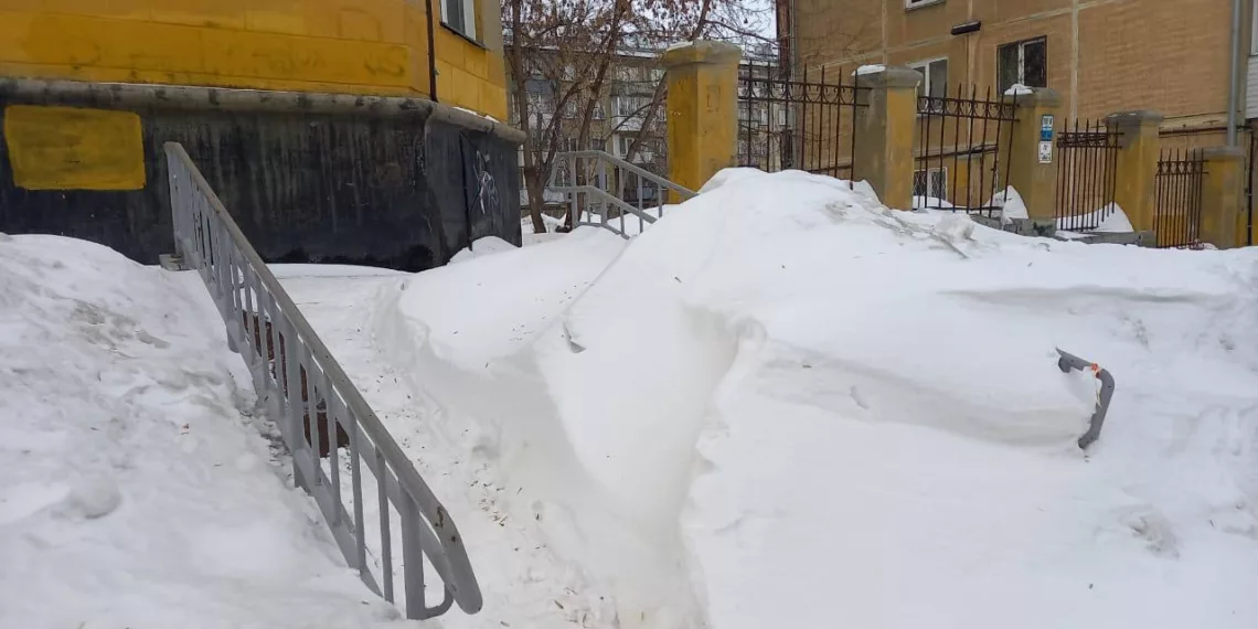 В Новосибирске школьник упал с обледенелой лестницы и сломал позвоночник