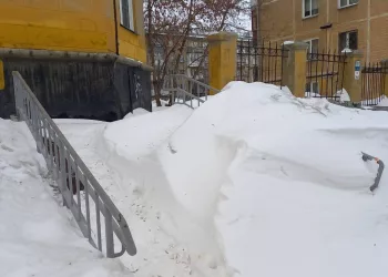 В Новосибирске школьник упал с обледенелой лестницы и сломал позвоночник