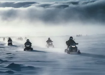 В Сибири эвакуируют застрявших из-за метели в тайге туристов