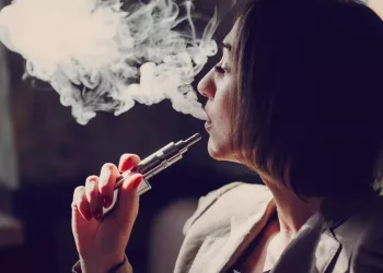 Выяснилось, как пол и возраст влияют на вейп-зависимость