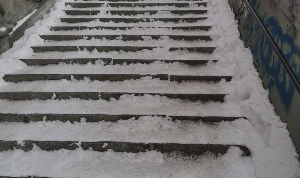 В мэрии прокомментировали ситуацию с лестницей-горкой, ведущей к Октябрьскому мосту