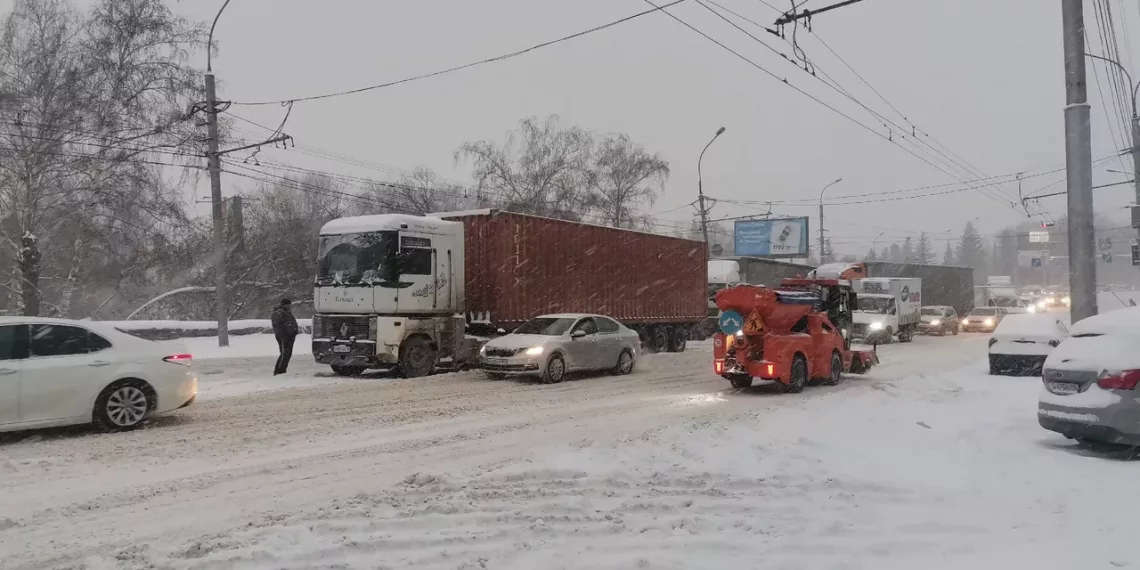 «Разъезд, чушпаны»: пробки в 9 баллов сковали дороги Новосибирска