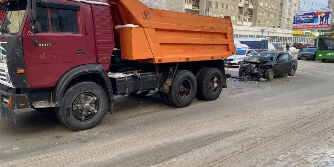 Иномарка вмялась в стоящий КамАЗ в Октябрьском районе Новосибирска