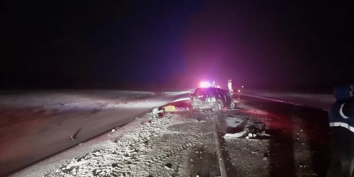 Легковушку смяло двумя грузовиками под Новосибирском