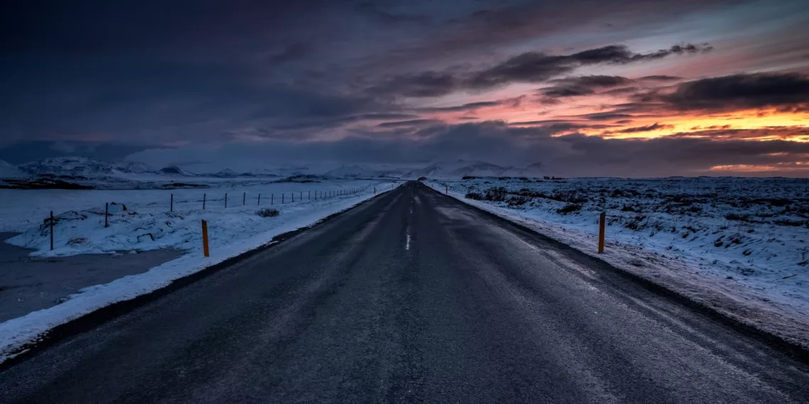На трассе под Новосибирском ночью заглох автобус с детьми