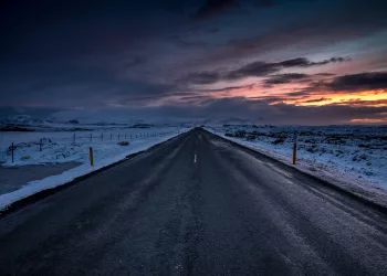 На трассе под Новосибирском ночью заглох автобус с детьми