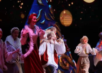 В концертном зале им. Каца прошла новогодняя сказка для детей участников СВО