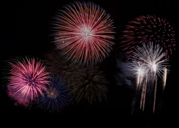 В новогоднюю ночь новосибирцы смогут увидеть фейерверк в сквере перед НОВАТом