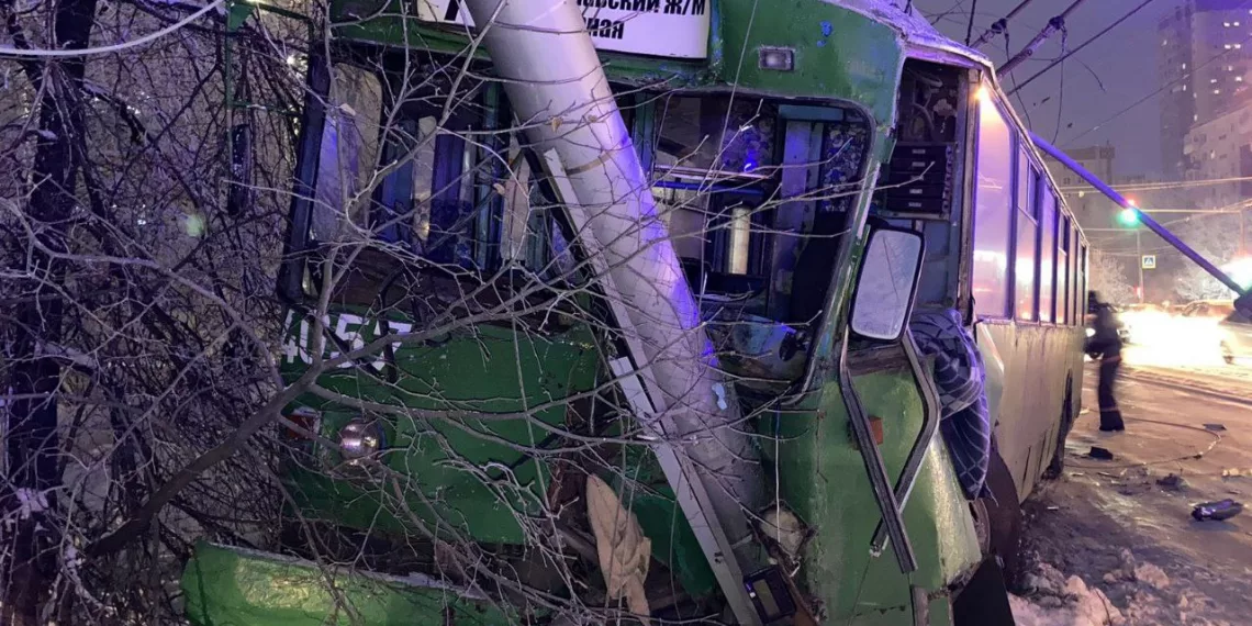 Четверо новосибирцев пострадали в ДТП с пассажирским троллейбусом