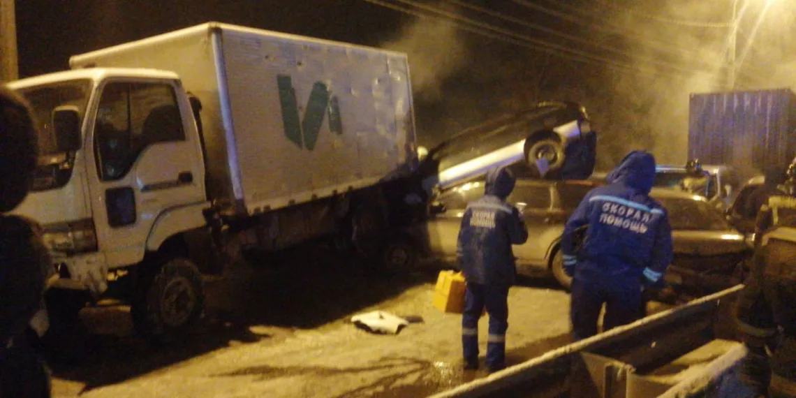 В Сибирском регионе 15 машин пострадало в ДТП из-за прорыва водопровода на трассе