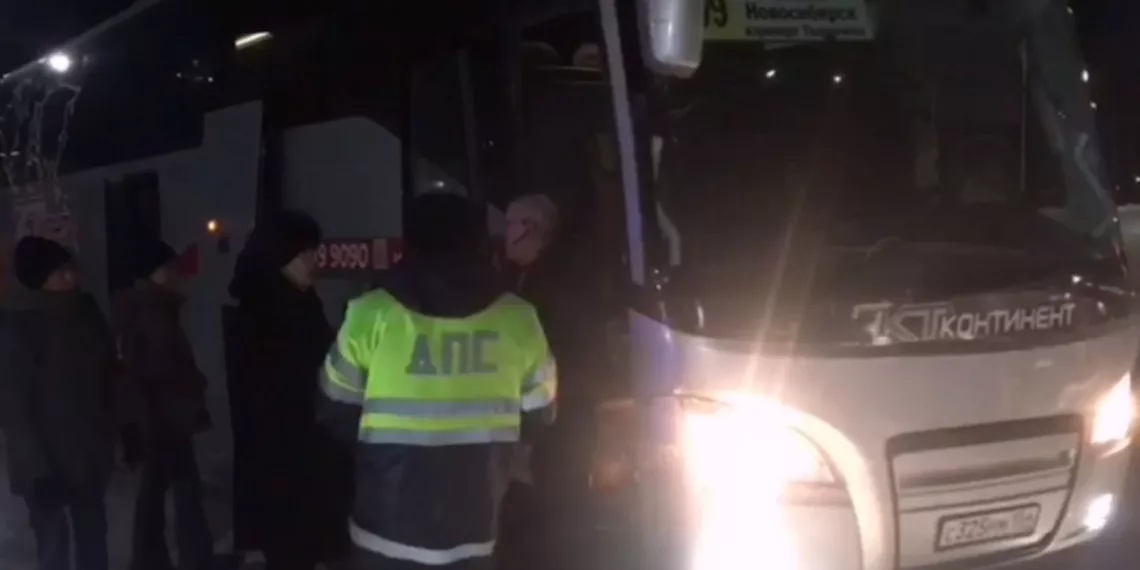 На трассе под Новосибирском поздно вечером заглох автобус с 17 детьми