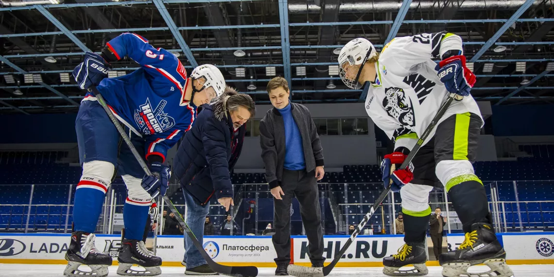 «Днем они трудятся на работе, а вечером выходят на ледяной «поединок»: любительский матч между «ИРБИС» и «НС87» прошел в ЛДС «Сибирь»