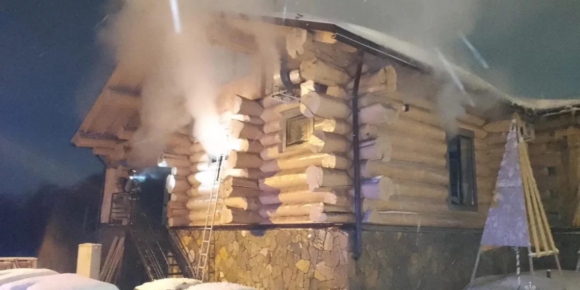 В Новосибирске ночью на Корчагина сгорел банный комплекс