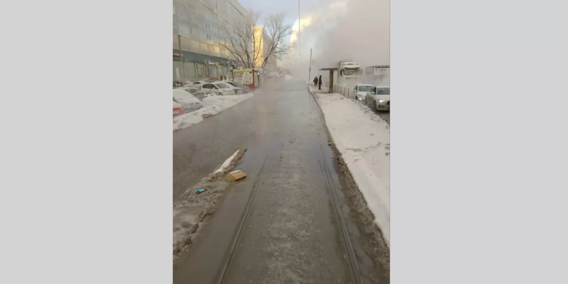 Из-за 6-этажного столба кипятка на левобережье изменилось движение общественного транспорта