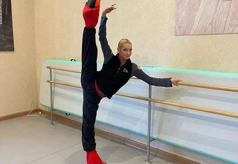 С Волочковой взыскали компенсацию за поход в туалет под елкой и голое дефиле