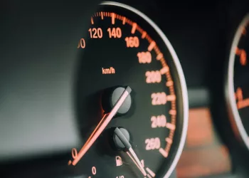 Как в GTA: новосибирец выкинул водителя из автомобиля и разбил машину