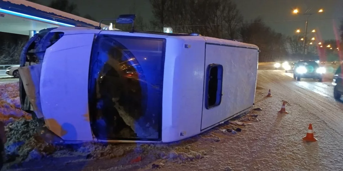 В Новосибирске перевернулась маршрутка — есть пострадавшие