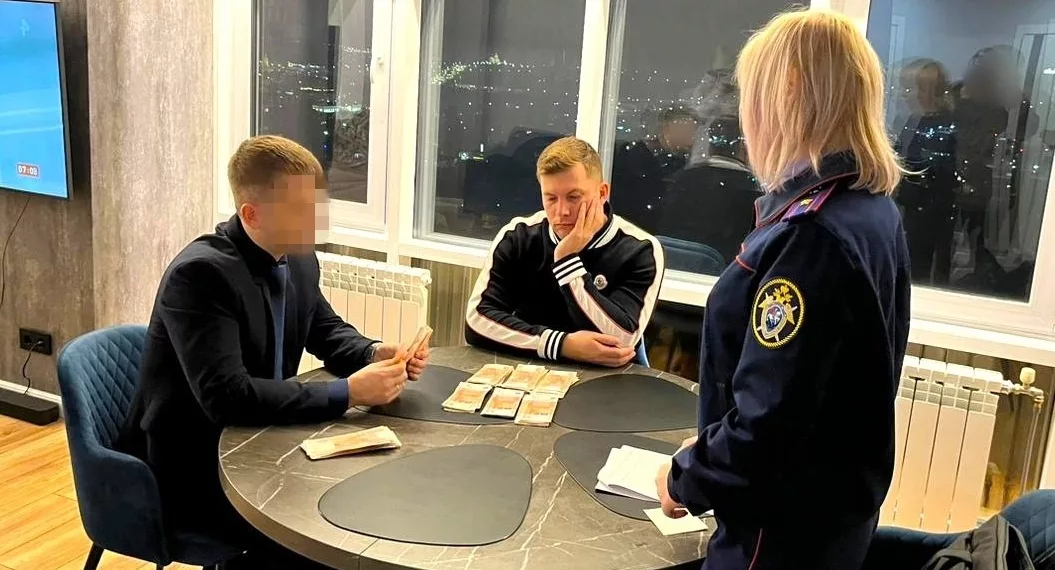 Из-за взятки в особо крупном размере домой к вице-мэру сибирского города пришли люди в масках