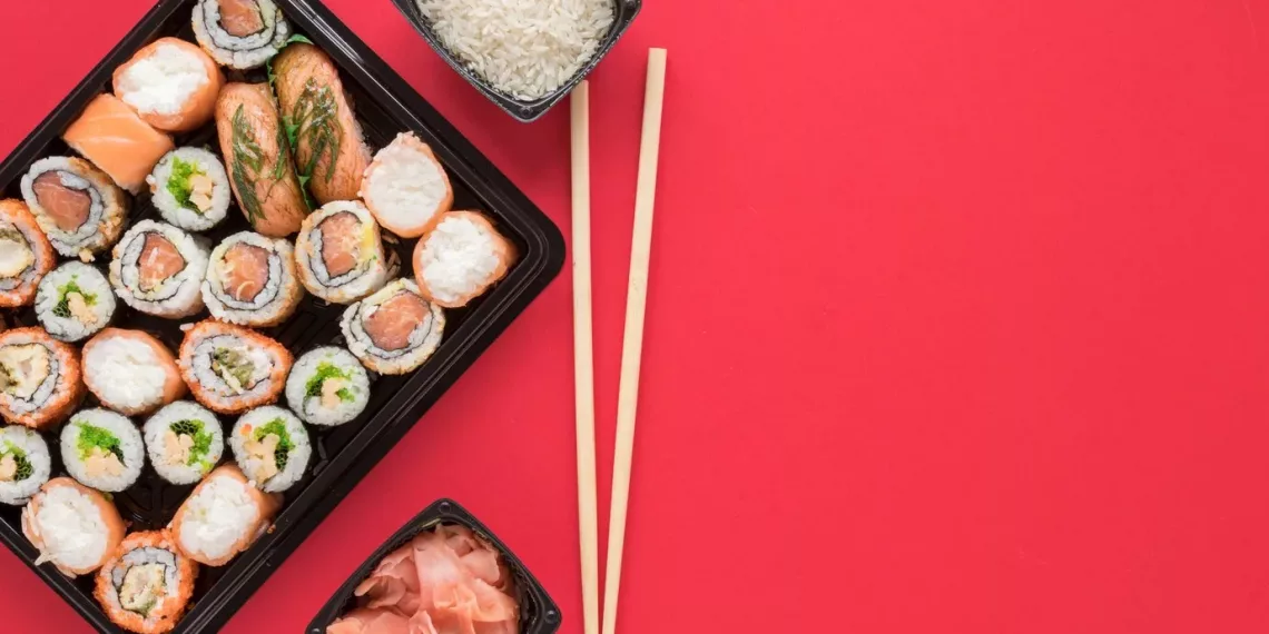 «Отравились 25 человек»: в Новосибирске из-за антисанитарии перестала работать служба доставки роллов