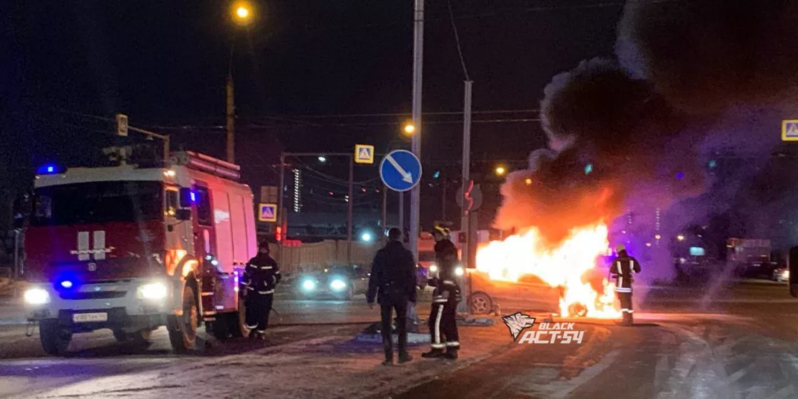 В Новосибирске на Немировича-Данченко загорелся седан