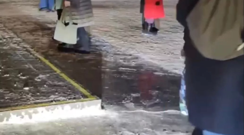 Прокуратура организовала проверку из-за гололеда возле метро на площади Ленина в Новосибирске