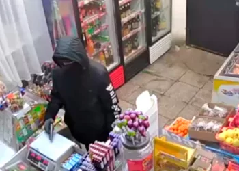 Укутанный в шарф грабитель зажигалкой ограбил магазин под Новосибирском