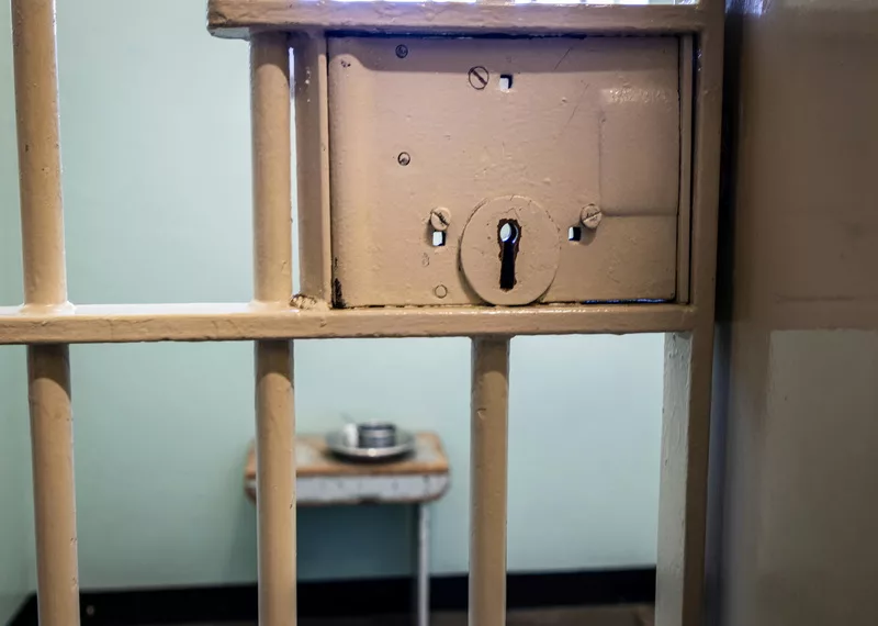 В Новосибирске оставили в тюрьме тувинца с «заточкой» — он пытался убить сокамерника