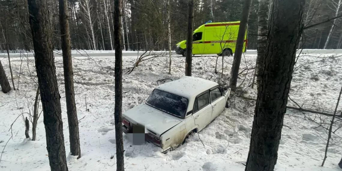 Водитель на ВАЗе съехал в кювет и разбился под Новосибирском