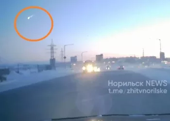 Жители сибирского города засняли пролетевший метеор