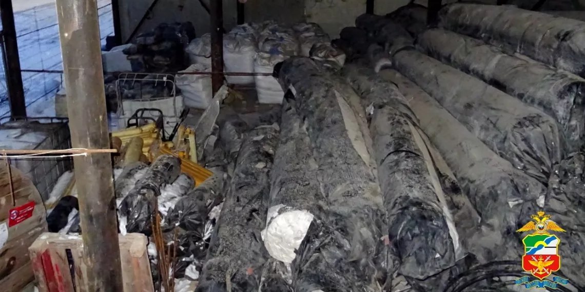 Трое сибиряков украли кабели на полмиллиона рублей около аэропорта Толмачево