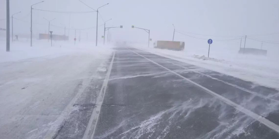 МЧС: в Новосибирской области ограничили движение на трассе из-за сильного ветра