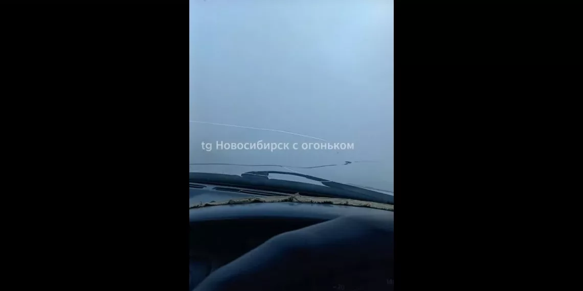 Горячая вода хлынула на дороги Новосибирска