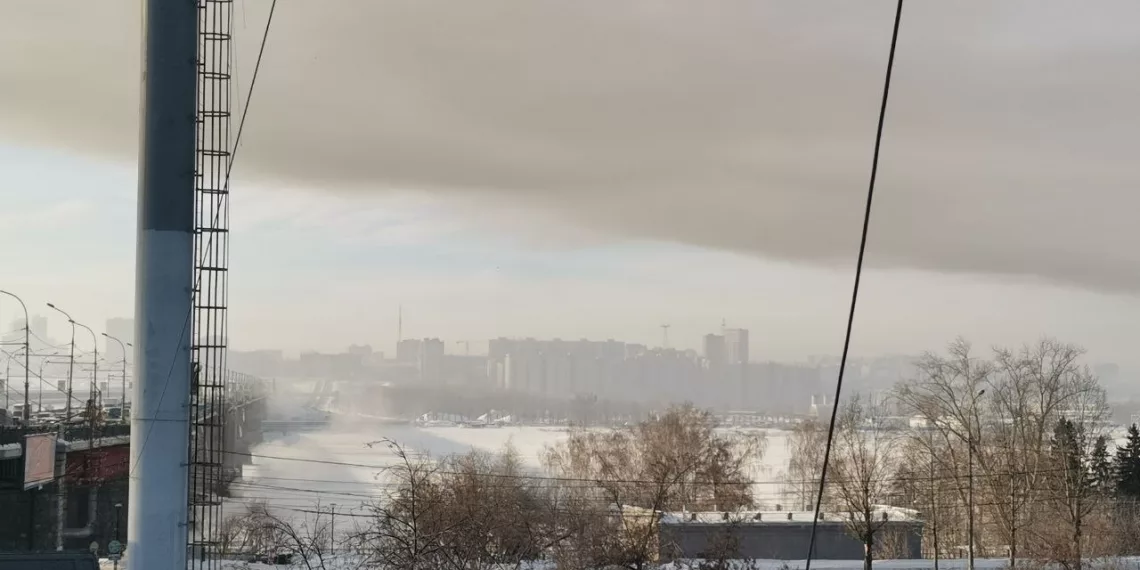Над Новосибирском небо затянуло облаком смога в Крещение