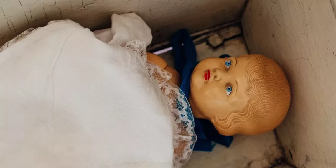 «Закрывала в сундуке»: молодая сибирячка избивала свою полуторогодовалую дочь