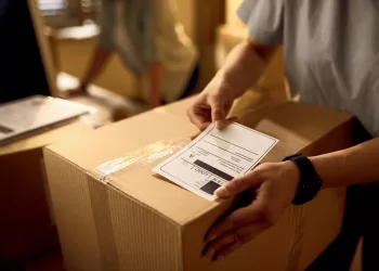 Кресло-качалку, пуфы и китайскую лапшу получили по почте студенты из Новосибирска