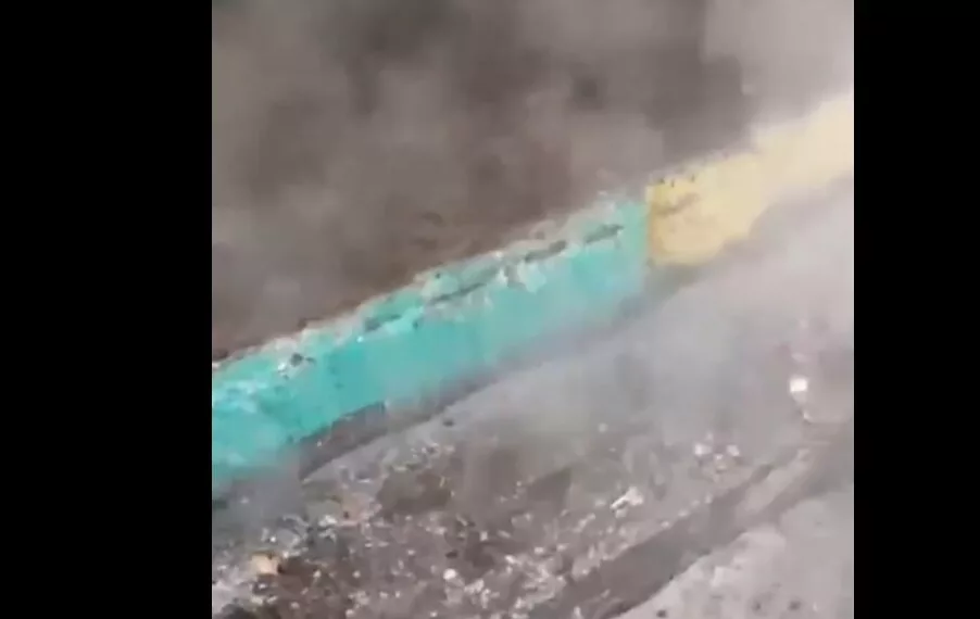 Снова прорвало трубу: кипяток хлещет у подъезда в Новосибирске