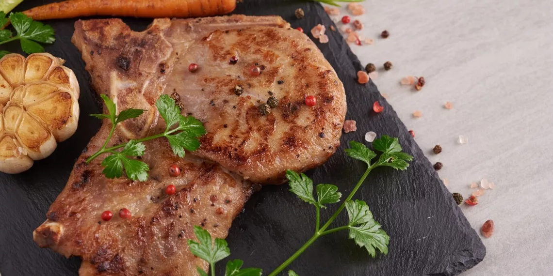 Онколог рассказал, чем опасно потребление жирного мяса