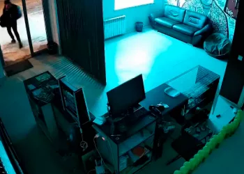 Новосибирец ограбил магазин электронных сигарет и попал на камеру