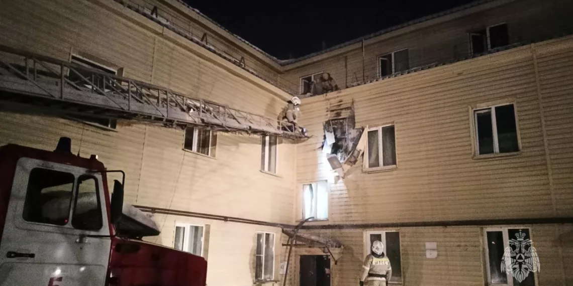 В Ленинском районе Новосибирска загорелся 3-этажный дом