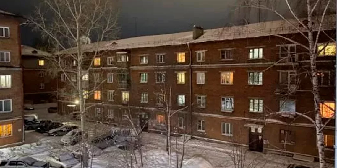 Лавина затвердевшего снега свалилась на третьеклассницу в Новосибирске