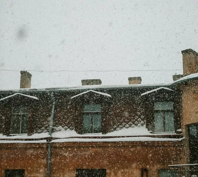 В Госдуме предложили поручить уборку наледи с балконов коммунальным службам